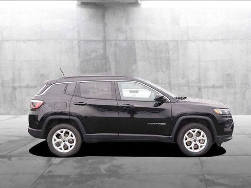 Used 2025 Jeep Compass Latitude w/ Sun & Sound Group AWD/4WD image 5