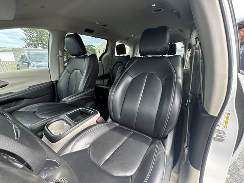 Used 2023 Chrysler Pacifica Touring-L FWD image 2