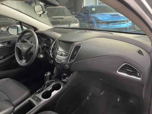 Used 2018 Chevrolet Cruze LT image 28