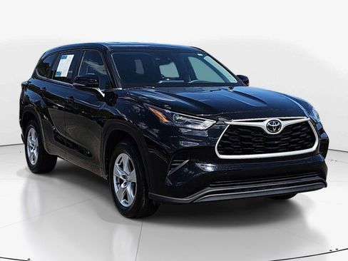 Used 2023 Toyota Highlander L FWD image 2