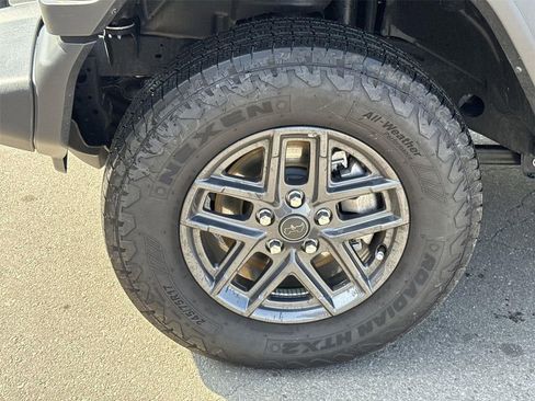 Used 2025 Jeep Wrangler Sport S image 29