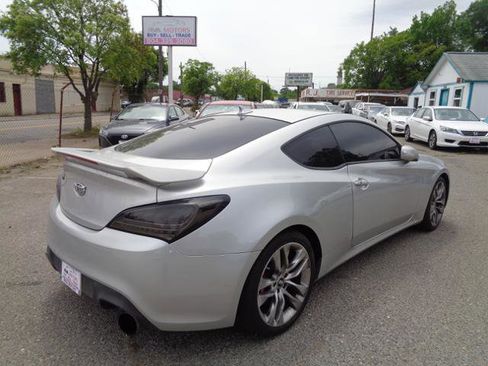 Used 2010 Hyundai Genesis 3.8 RWD image 6