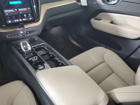 New 2027 Volvo XC60 B5 Plus AWD/4WD image 17