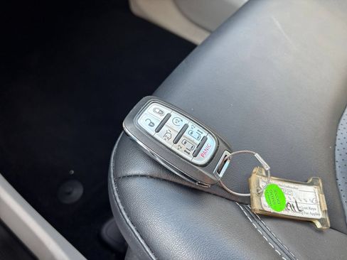Used 2024 Chrysler Pacifica Touring-L FWD image 17