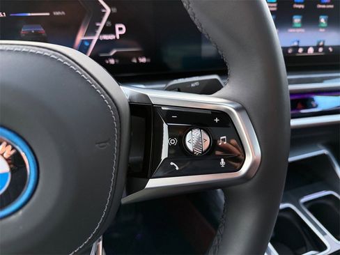 Certified 2025 BMW i7 eDrive50 w/ M Sport Package image 32