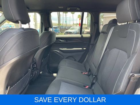 Used 2025 Jeep Grand Cherokee Laredo AWD/4WD image 15