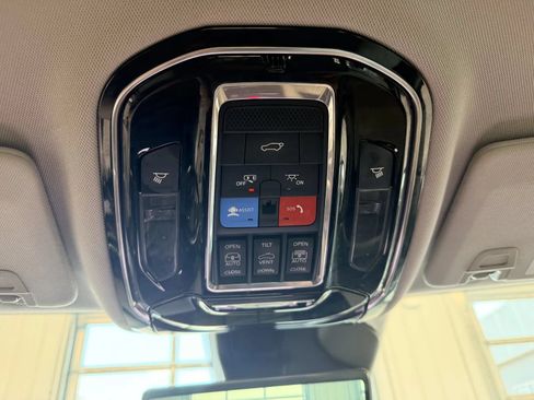 Used 2022 Jeep Grand Cherokee L Overland w/ Luxury Tech Group IV AWD/4WD image 45