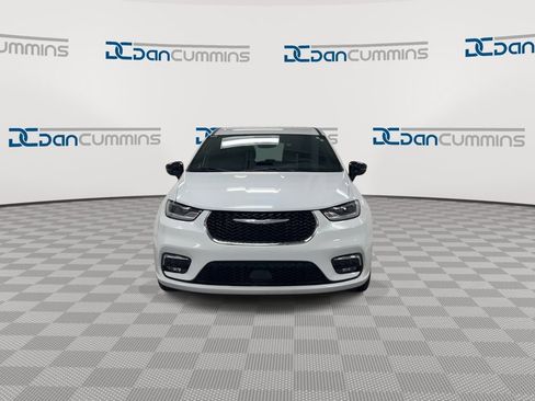 Used 2025 Chrysler Pacifica Select FWD image 3
