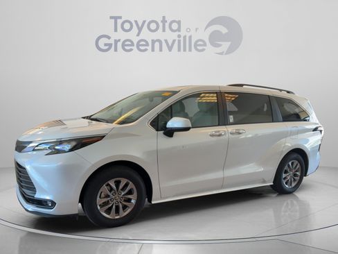 Used 2026 Toyota Sienna XLE FWD image 2