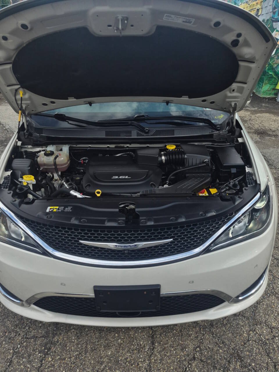Used 2017 Chrysler Pacifica Limited w/ UConnect Theater Package FWD image 13