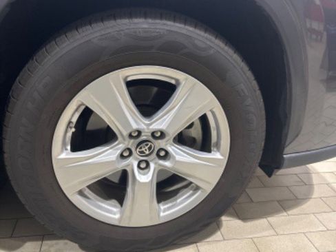 Used 2021 Toyota Highlander L image 5