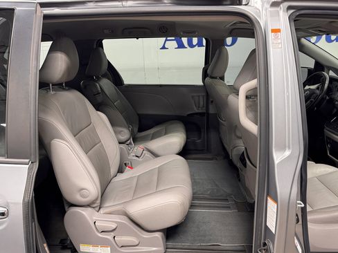 Used 2018 Toyota Sienna XLE Premium image 13