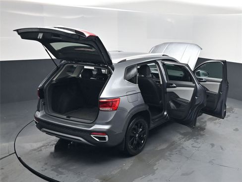 Used 2023 Volkswagen Taos SE image 17