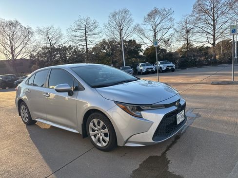 Used 2022 Toyota Corolla LE image 2