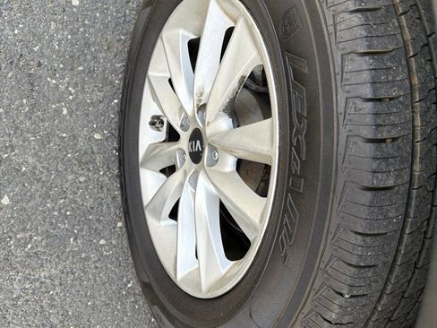 Used 2019 Kia Sorento LX image 5