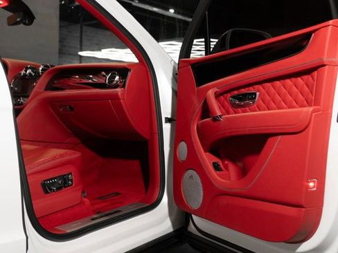 Used 2019 Bentley Bentayga image 37