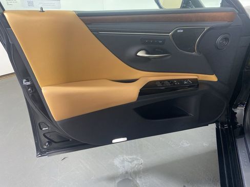 Certified 2025 Lexus ES 350 w/ Accessory Package (Z2) image 24