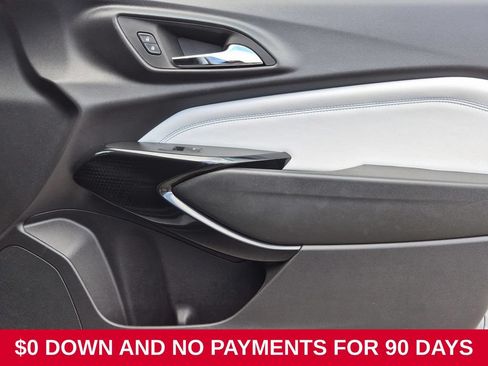 Used 2025 Chevrolet Trax LT w/ LT Convenience Package FWD image 32