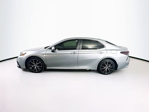 Used 2024 Toyota Camry SE image 4