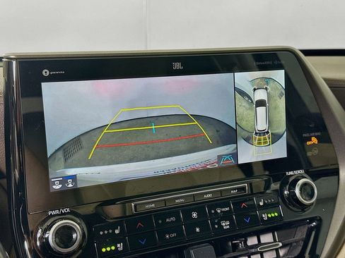 Used 2021 Toyota Highlander Limited FWD image 10