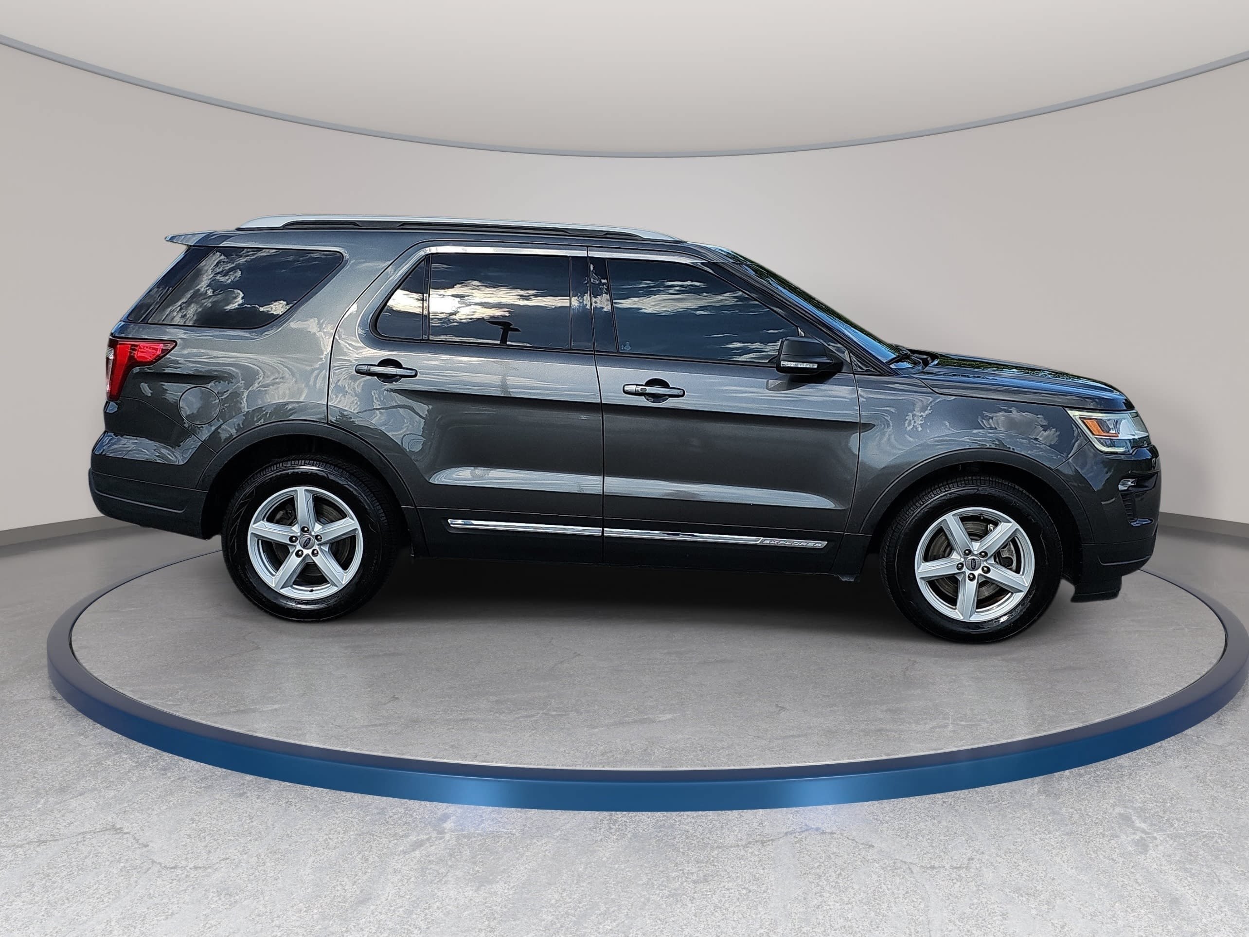 Used 2019 Ford Explorer XLT w/ Equipment Group 201A FWD image 4