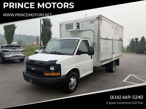 Used 2016 Chevrolet Express 4500 RWD image 1