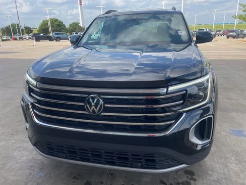 Used 2025 Volkswagen Atlas SE image 2