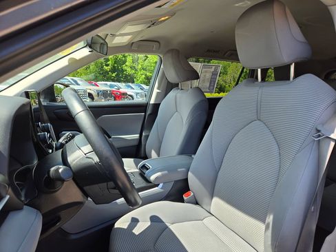Used 2024 Toyota Highlander LE FWD image 13