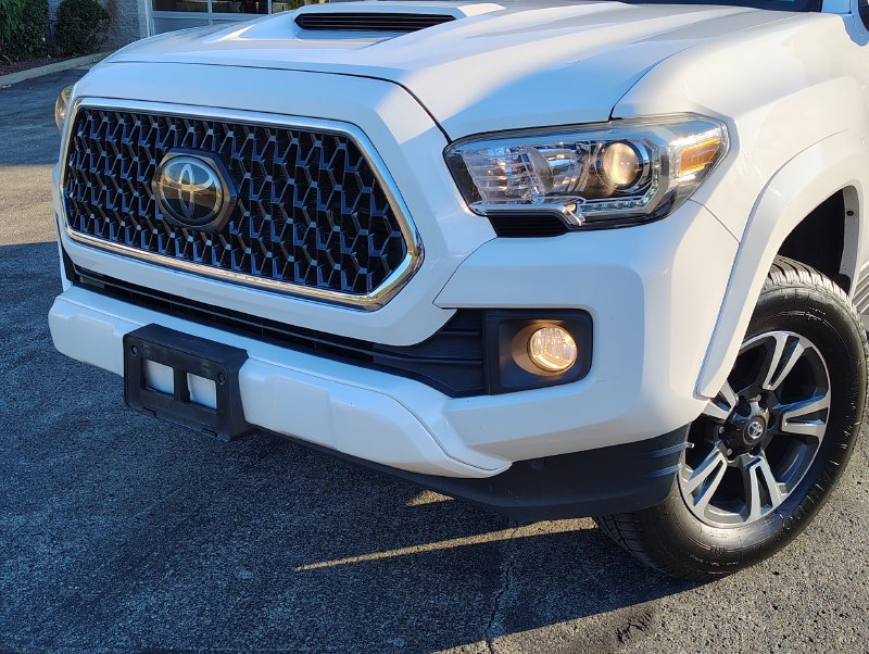 Used 2018 Toyota Tacoma TRD Sport AWD/4WD image 2