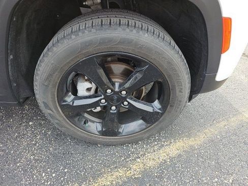 Used 2023 Jeep Grand Cherokee Limited w/ Black Appearance Package image 10