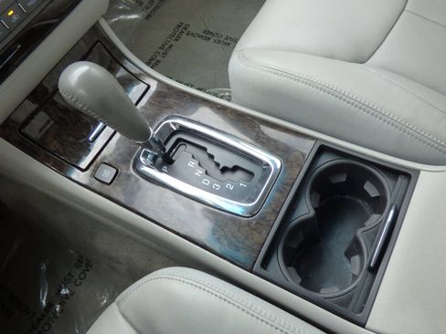 Used 2011 Cadillac DTS Luxury FWD image 26