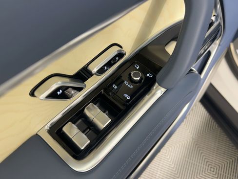 New 2025 Land Rover Range Rover SV image 11