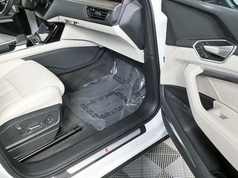 Used 2021 Audi e-tron Prestige w/ Prestige Package image 26