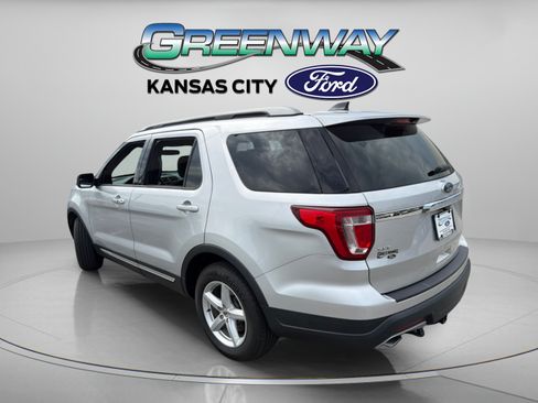Used 2018 Ford Explorer XLT FWD image 6
