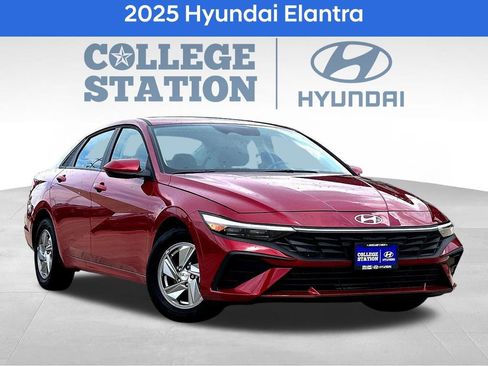 Used 2025 Hyundai Elantra SE image 1