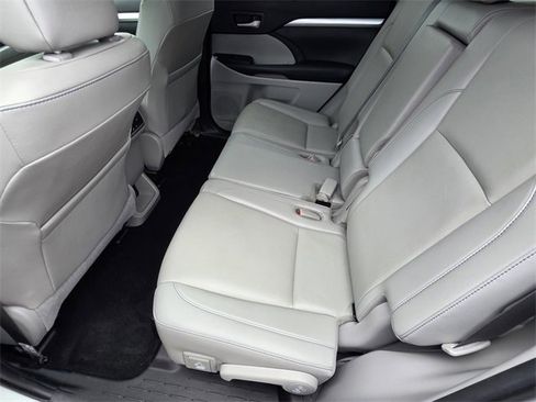 Used 2019 Toyota Highlander XLE image 10