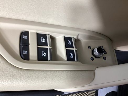 Used 2023 Audi Q5 2.0T Premium w/ Convenience Package image 18