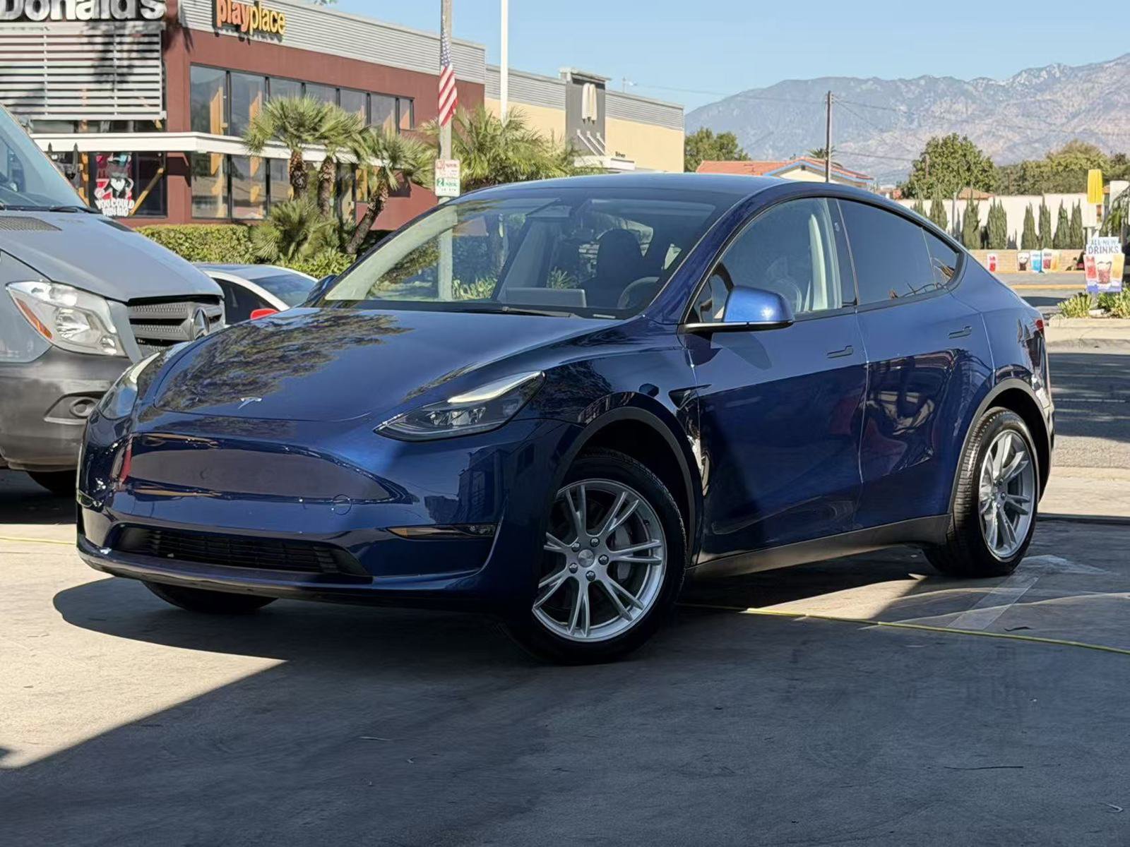 Used 2023 Tesla Model Y Long Range AWD/4WD image 2