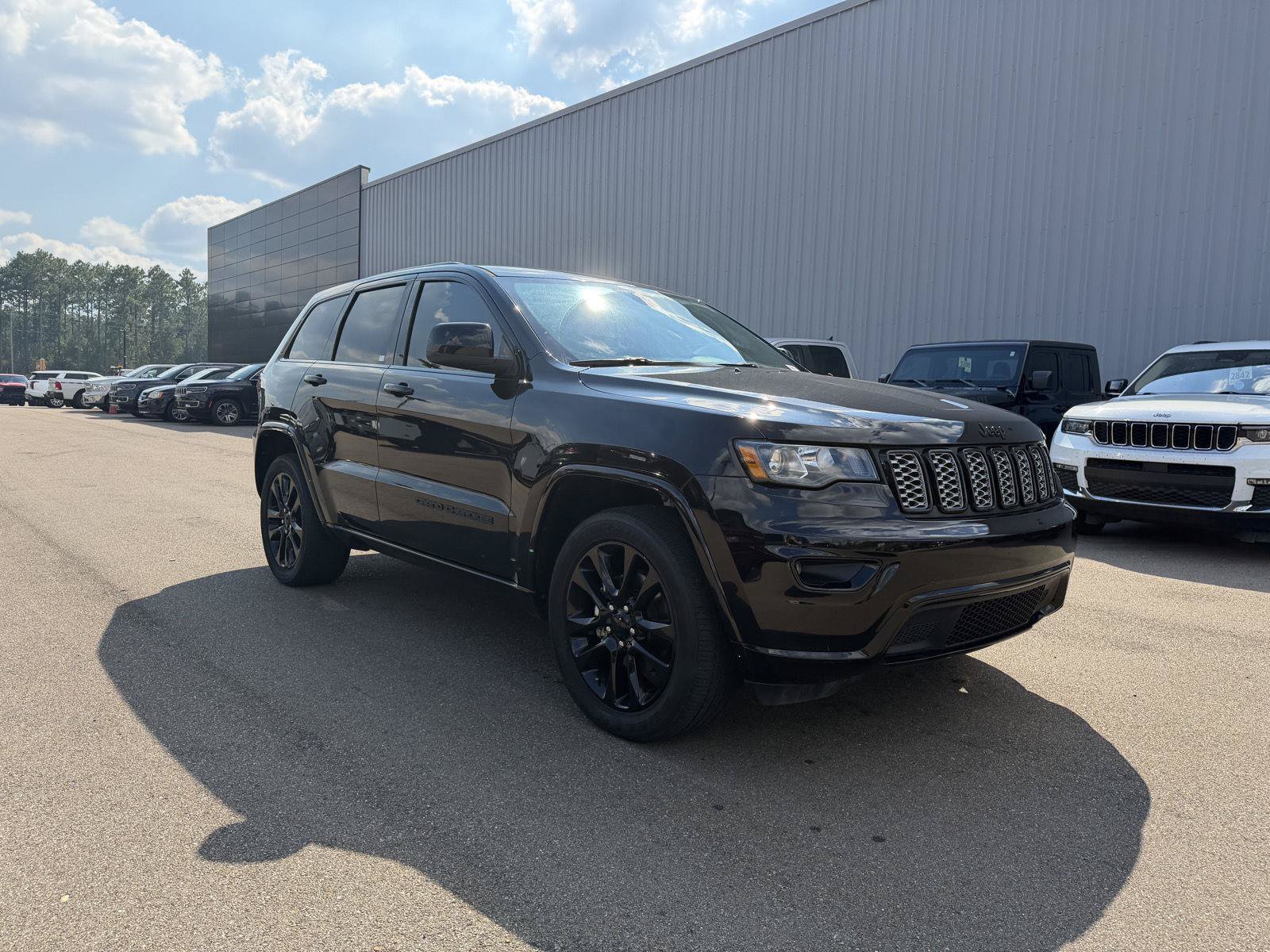 Used 2020 Jeep Grand Cherokee Altitude RWD image 3