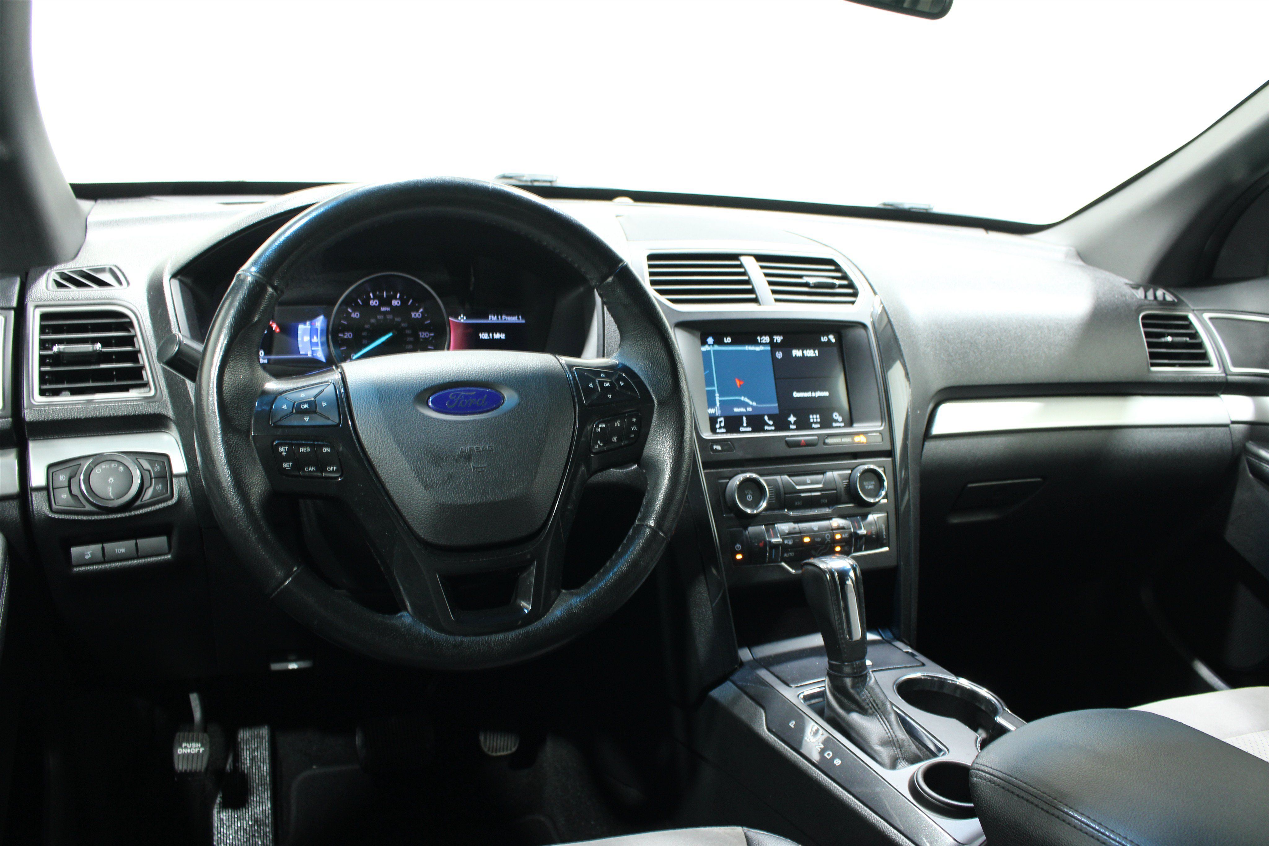 Used 2017 Ford Explorer XLT w/ Equipment Group 202A FWD image 2