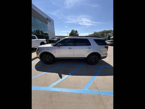 Used 2019 Ford Explorer XLT w/ Equipment Group 202A AWD/4WD image 2