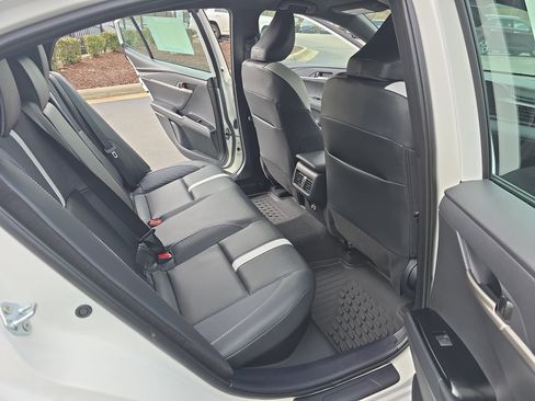 Used 2025 Toyota Camry SE image 11