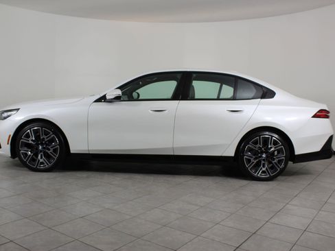 New 2026 BMW 530i xDrive w/ M Sport Package image 2