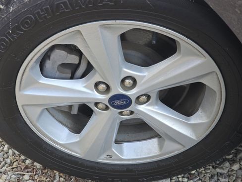 Used 2021 Ford Edge SE image 32