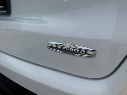 Used 2023 Jeep Compass Latitude AWD/4WD image 16