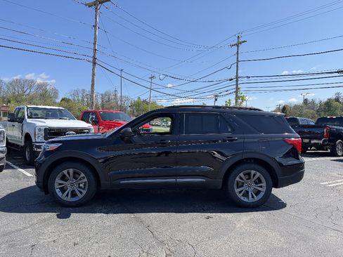 Certified 2021 Ford Explorer XLT w/ Equipment Group 202A AWD/4WD image 3