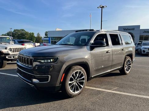 Used 2023 Jeep Wagoneer Series III w/ Premium Group I AWD/4WD image 2