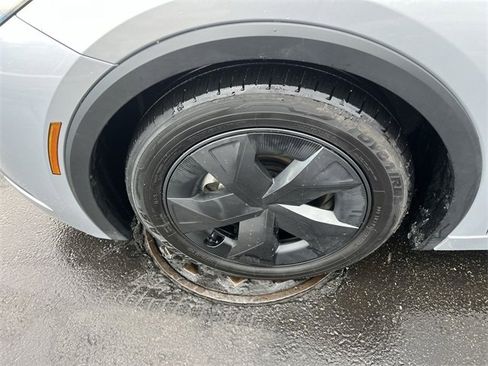 Used 2025 Toyota Prius LE image 10