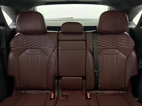 Used 2025 Bentley Bentayga image 24