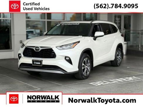 Certified 2020 Toyota Highlander XLE image 1